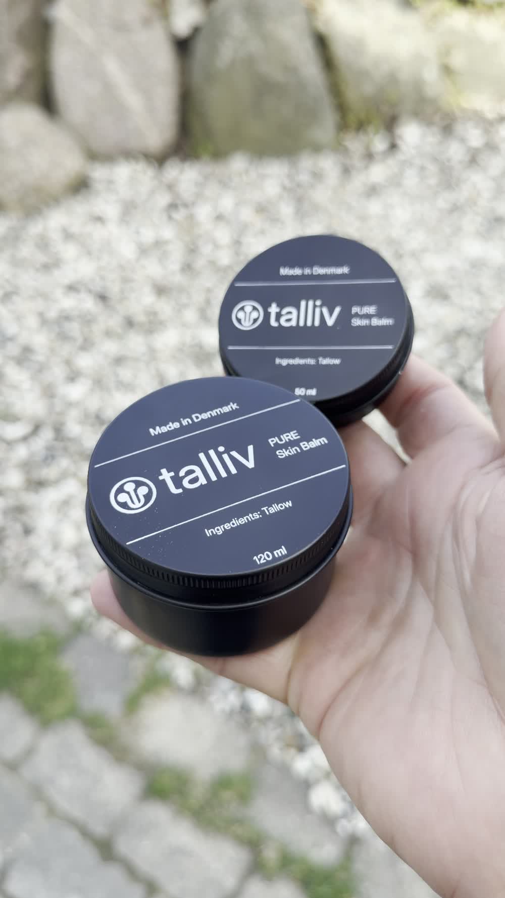 Talliv Pure Skin Balm da 50 ml e 120 ml tenuti in una mano
