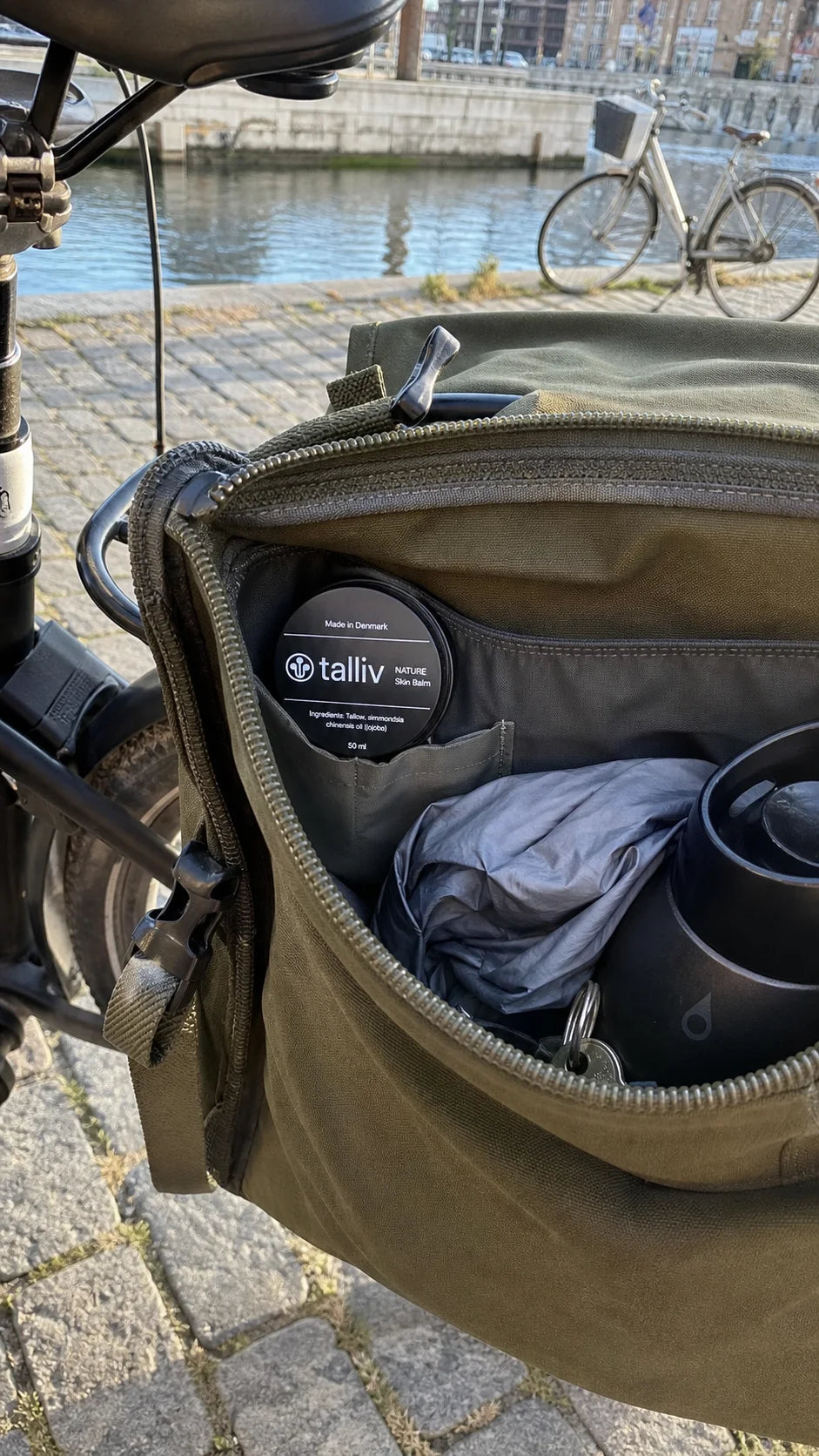 Talliv Nature Skin Balm pakket i en cykeltaske