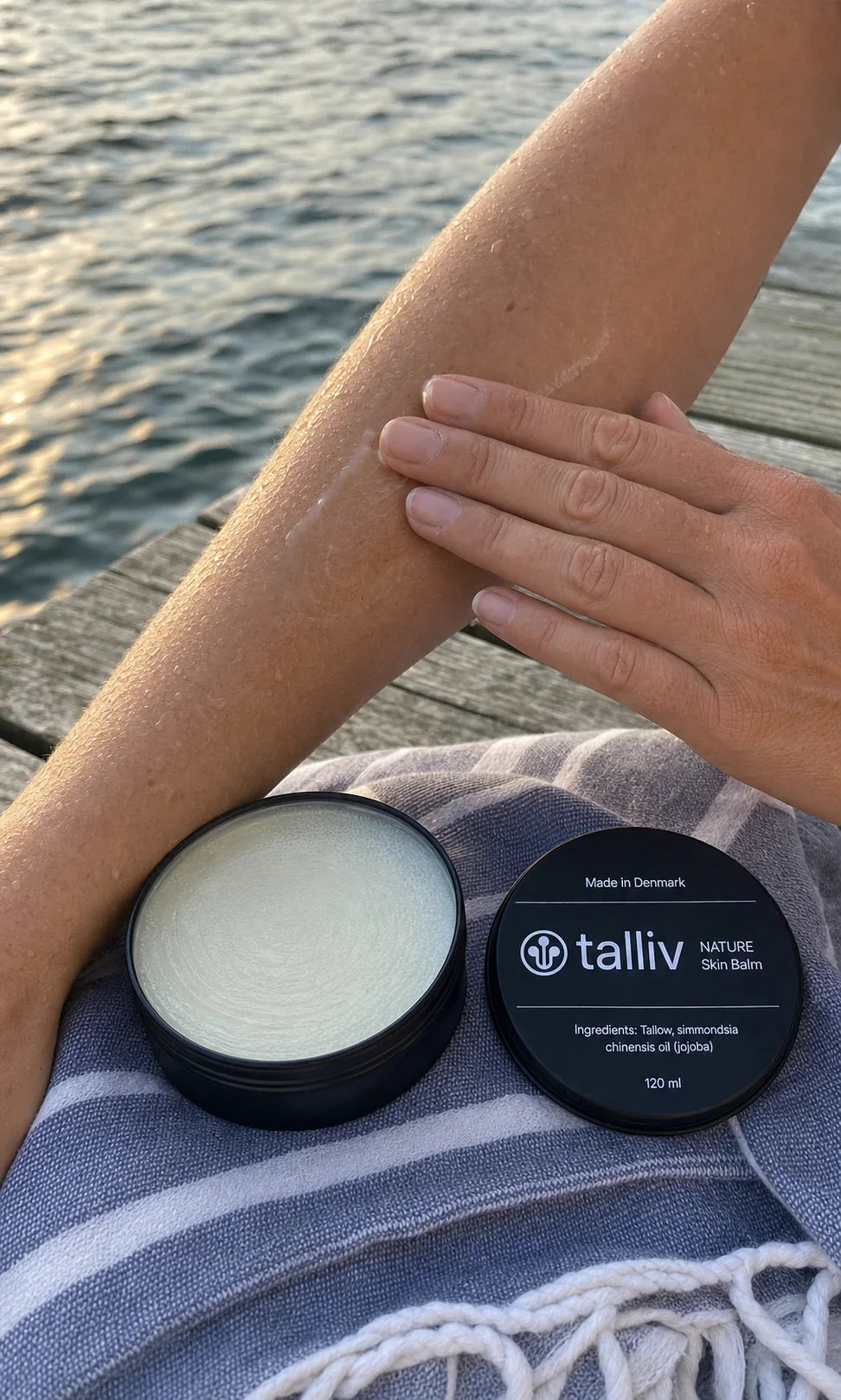 Talliv Nature Skin Balm rozprowadzany cienką warstwą na nodze