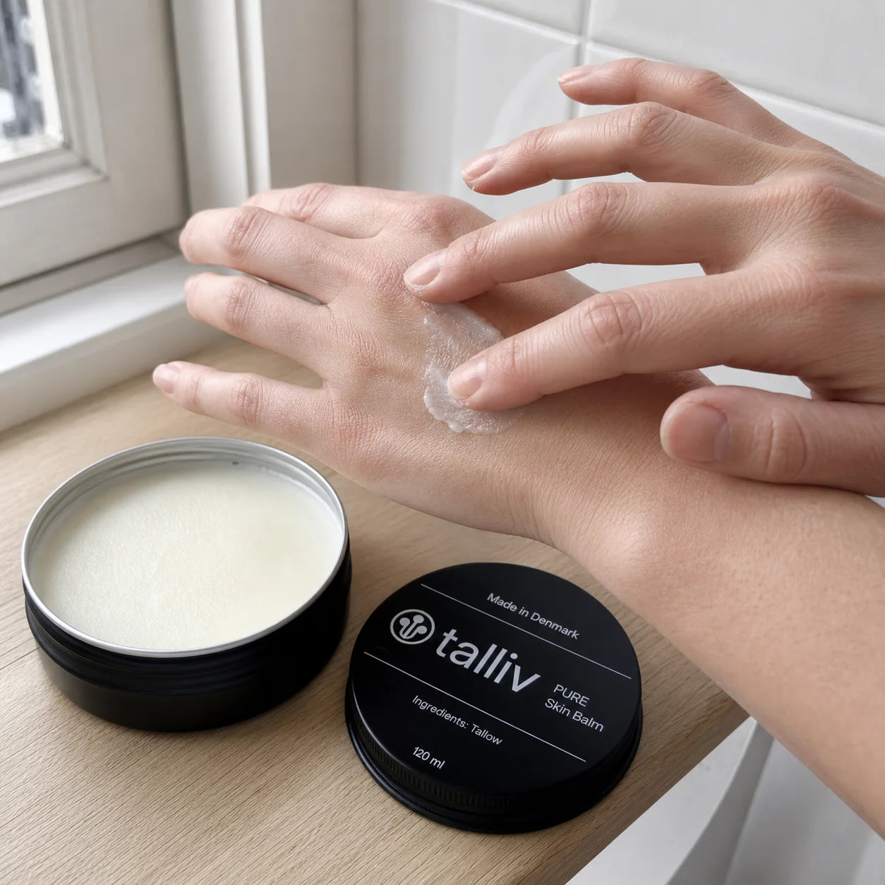 Talliv Pure Skin Balm fordeles i et tyndt lag på hånden